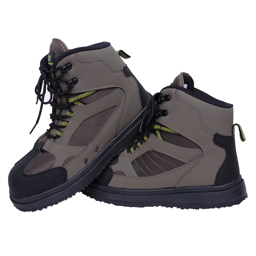 Un par de botas de montaña. Parecen estar diseñados para actividades al aire libre, con características como una suela resistente, un cierre con cordones y un diseño de caña alta que podría brindar soporte para el tobillo.