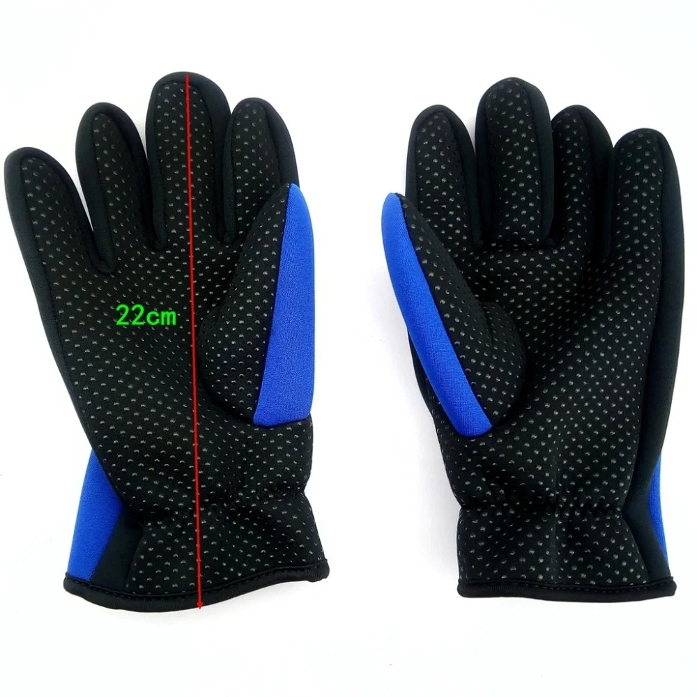 Un par de guantes con una combinación de colores negro y azul. Los guantes tienen un diseño estampado en el dorso de la mano y el área de la palma parece ser de color negro sólido. Hay una línea roja que recorre el centro de los guantes, lo que posiblemente indica una costura o una característica de diseño.