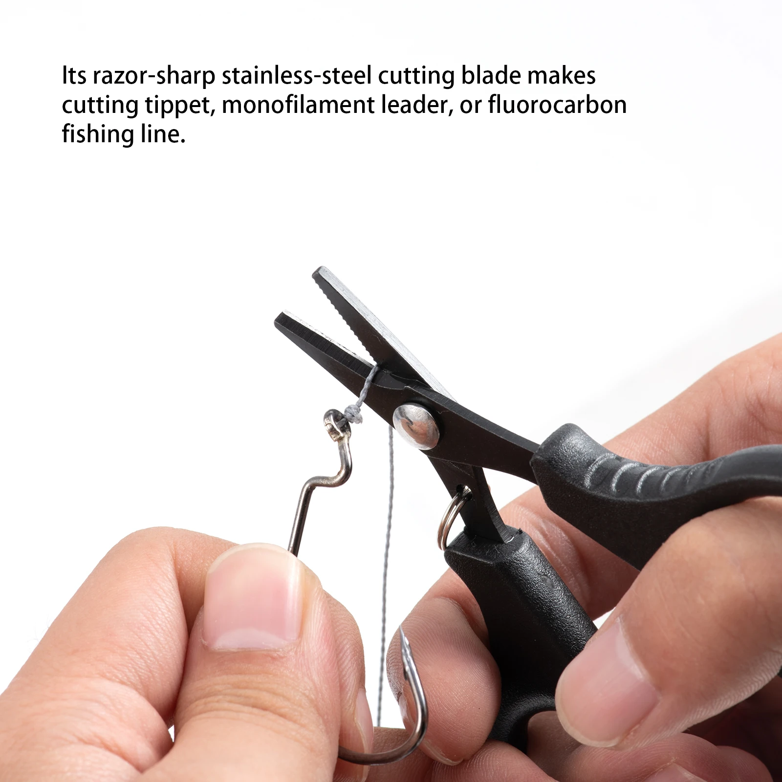 Una persona sostiene un par de tijeras con un señuelo de pesca unido al final