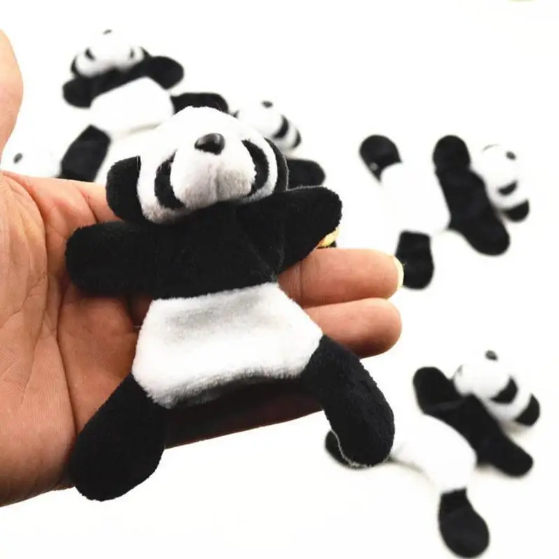 Imán de panda adherido a una superficie metálica