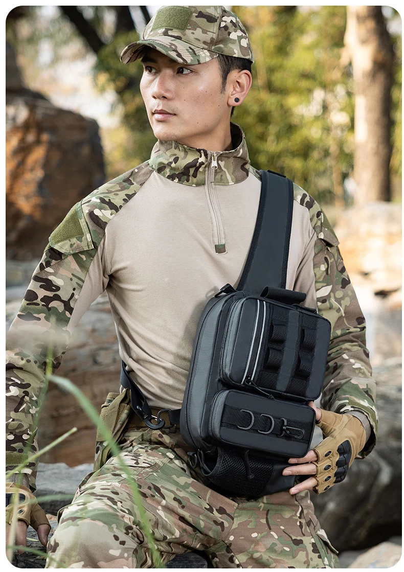 Aventurero revestido de camuflaje con equipo táctico