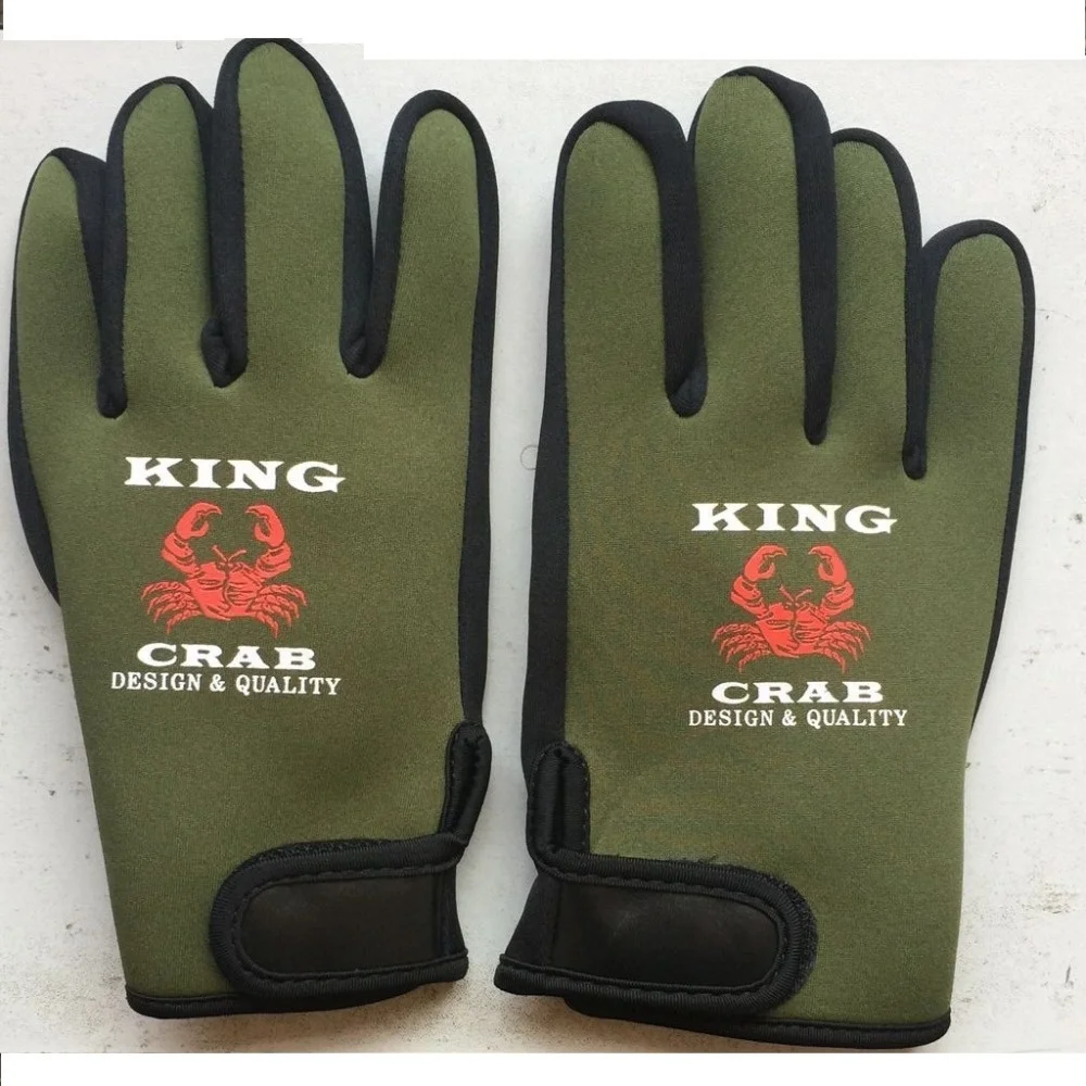 Un par de guantes con el texto KING CRAB impreso, junto con un gráfico de un cangrejo rojo. Los guantes parecen estar diseñados para el trabajo o actividades al aire libre, dada su construcción robusta y el texto que sugiere que están hechos para manipular cangrejos.