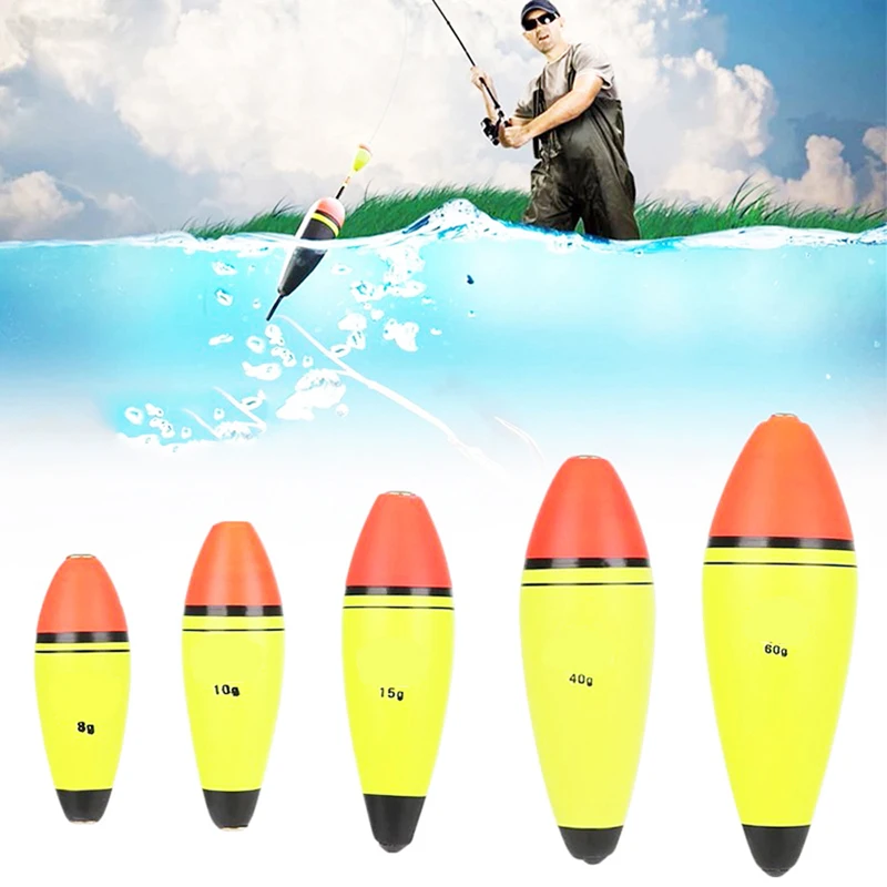 Un hombre está pescando en el agua con una tabla de surf amarillo y negro.