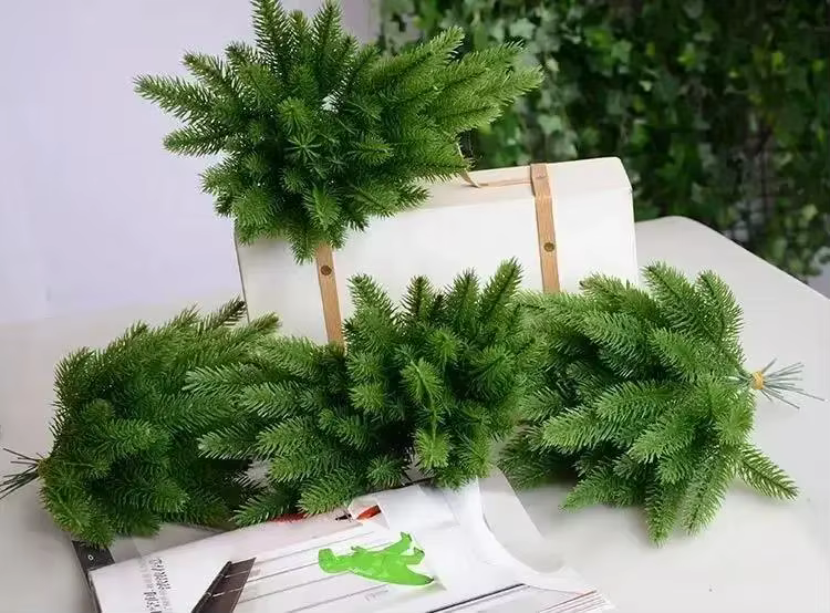 Ramo de ramas de pino artificial navideño