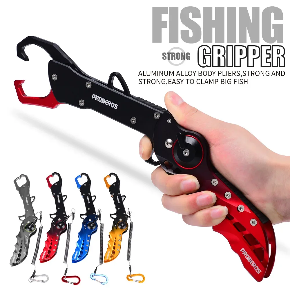 Pinza de pesca en mano mostrando agarre ergonómico
