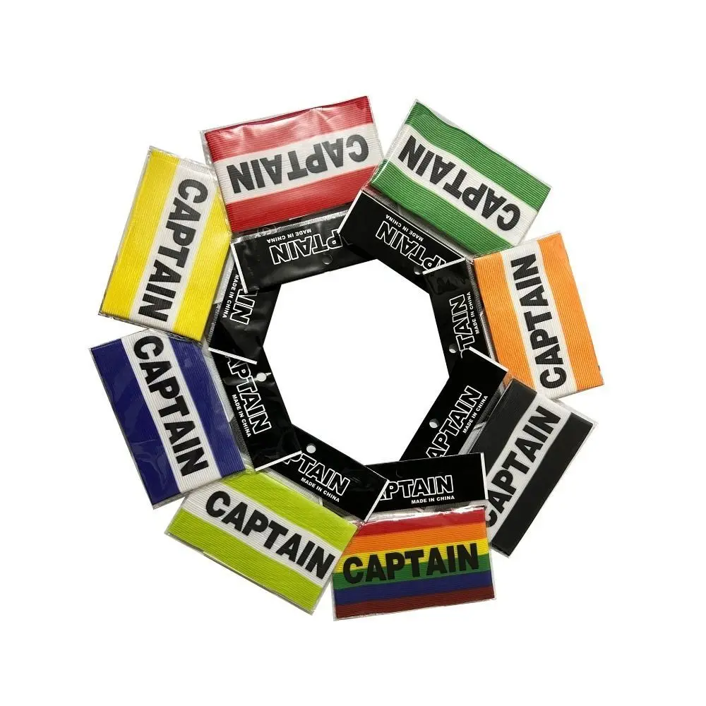 Artículos de la marca del Capitán arreglados en un patrón circular