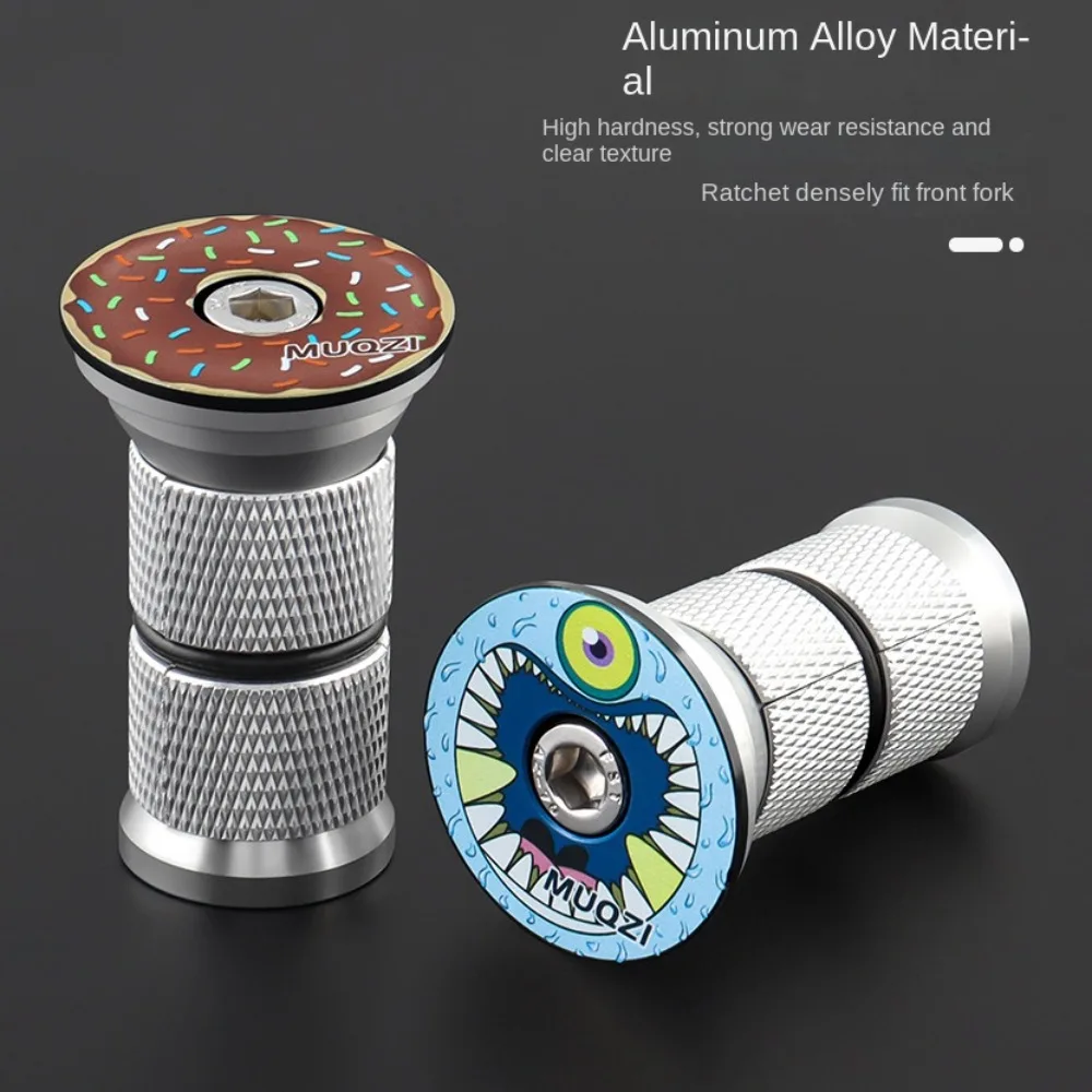 Un artículo en forma de dona con un diseño azul y verde