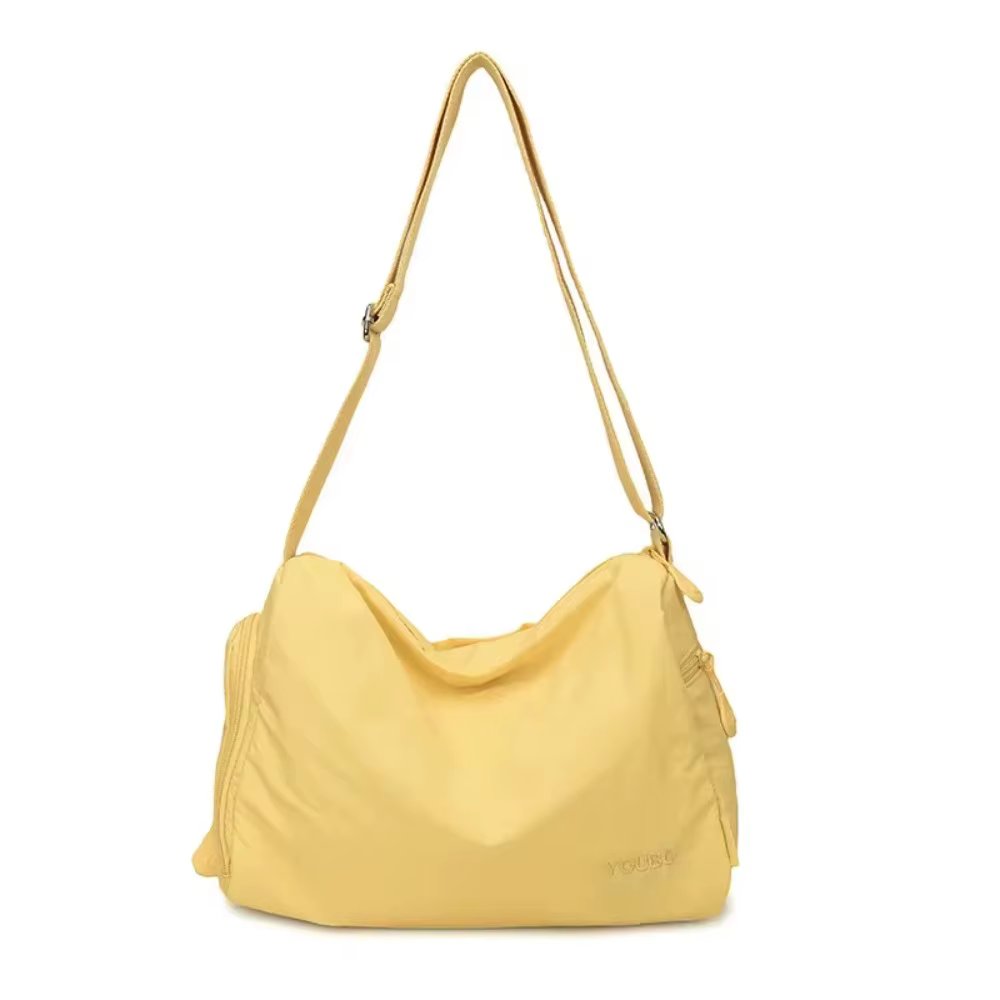 Bolso de nailon en verde detalle del cierre