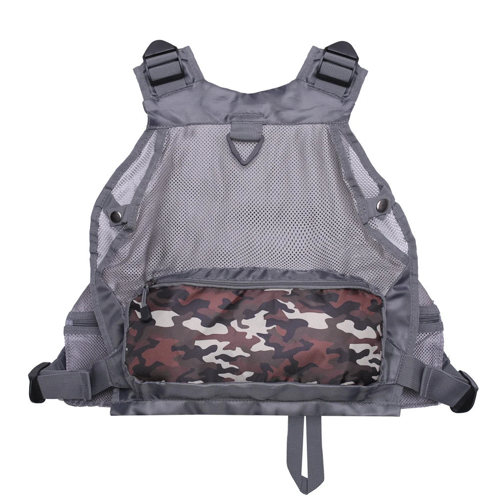 Un chaleco táctico con una bolsa con estampado de camuflaje adjunta al frente. El chaleco parece estar diseñado para transportar equipos o suministros, con múltiples bolsillos y compartimentos.