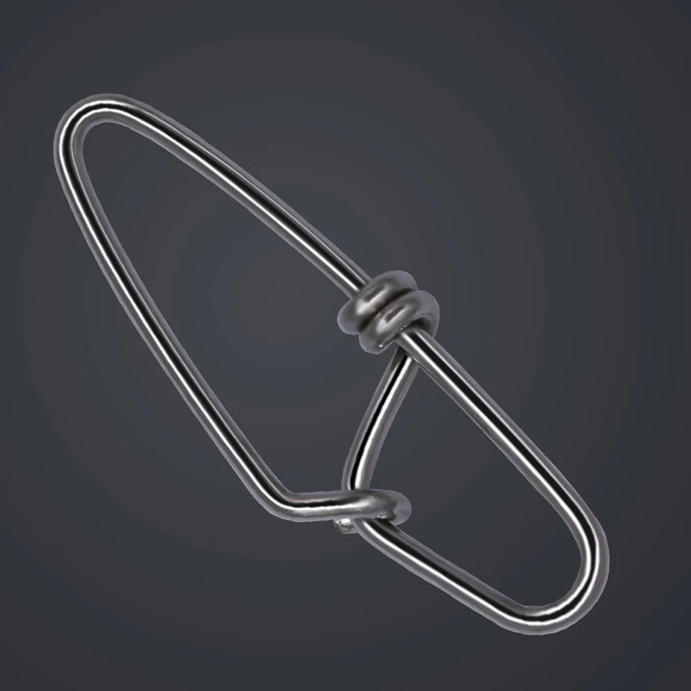 Un anillo de plata con una cadena unida