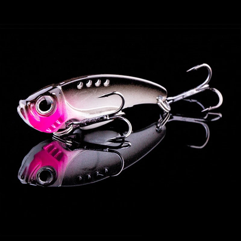 Este señuelo de pesca presenta un ojo rosado vibrante y múltiples ganchos para un mayor potencial de captura