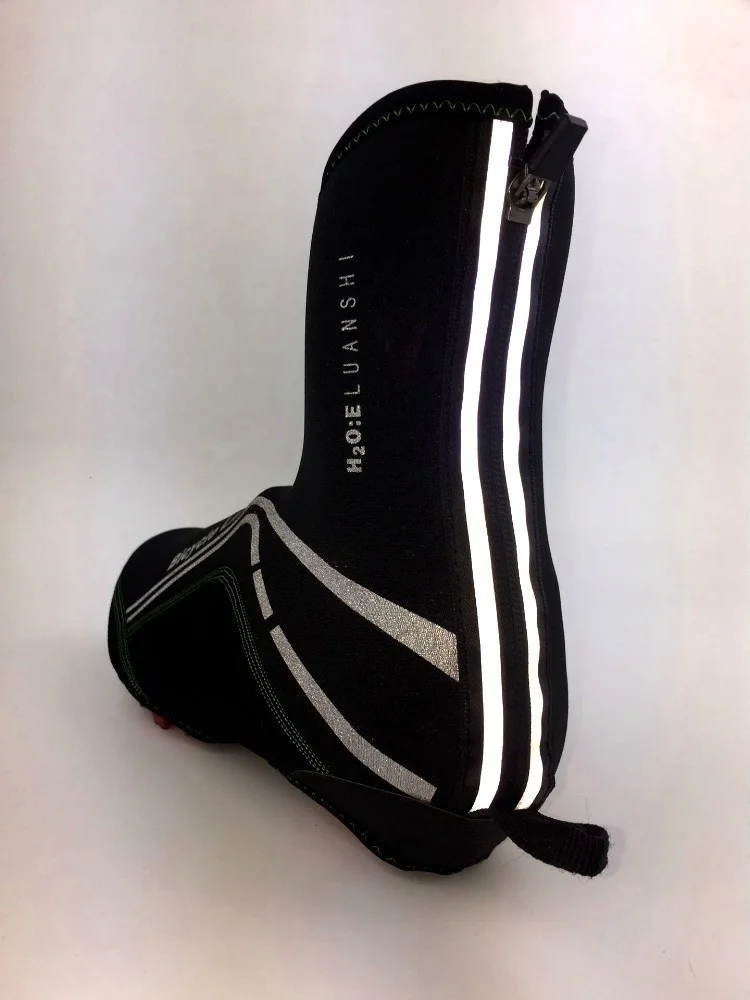 Una rodillera en blanco y negro. Parece estar diseñado para protección, posiblemente para deportes o actividades laborales que impliquen arrodillarse o doblarse. La rodillera tiene una forma contorneada para adaptarse a la rodilla y hay rayas reflectantes en los lados, que podrían ser para mayor visibilidad en condiciones de poca luz.