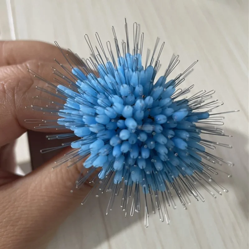 Elegante esfera azul con alfileres metálicos