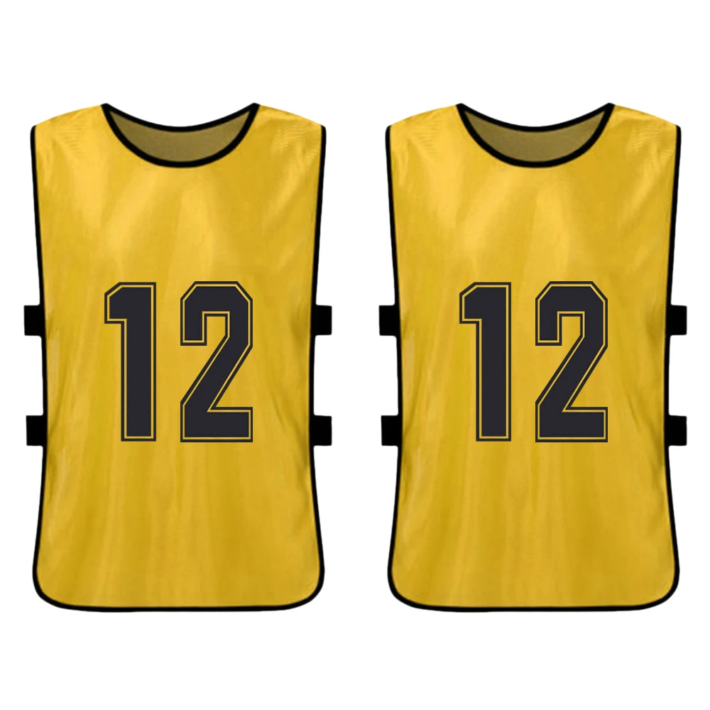 Pinnies amarillos con números negros 12 para equipos deportivos
