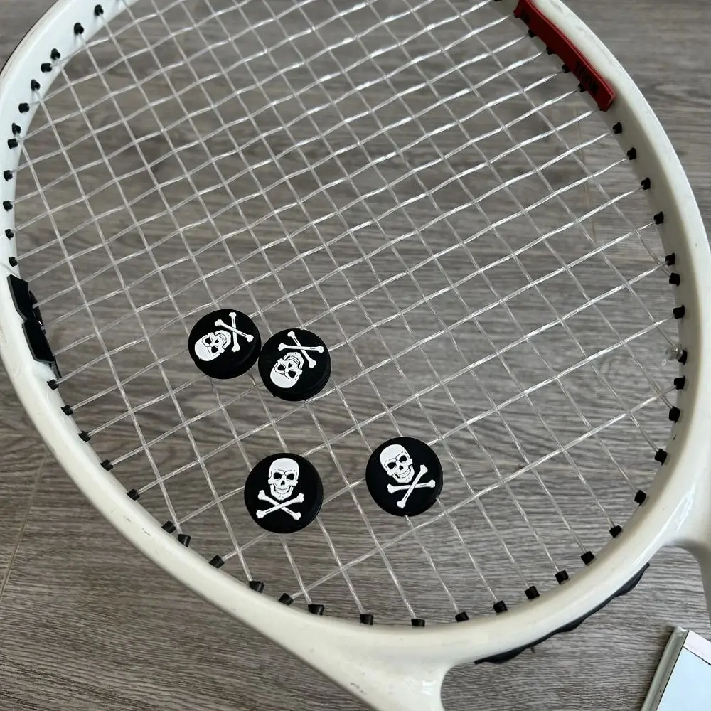 Una elegante raqueta de tenis con calcomanías de calavera y grosera agrega un toque único a tu juego