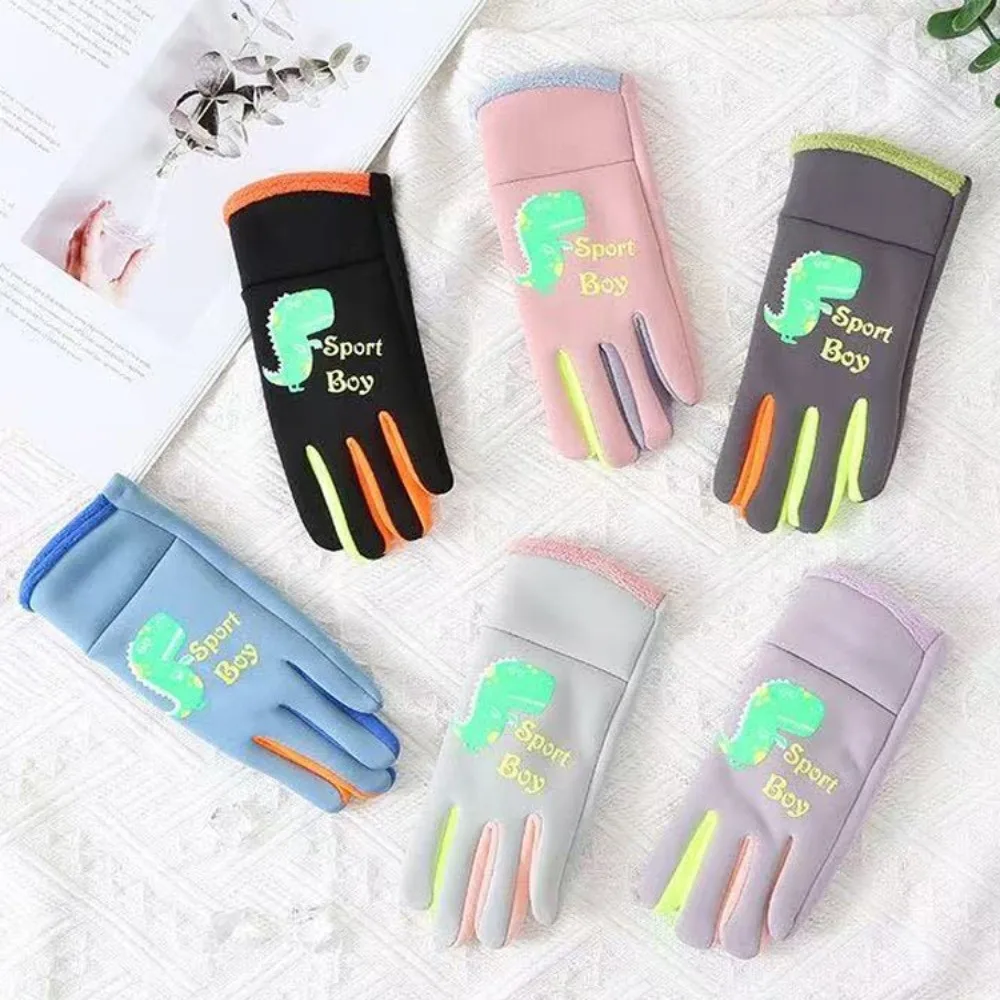 Vista en mano de guantes cálidos de dinosaurio para niños, mostrando ajuste y diseño