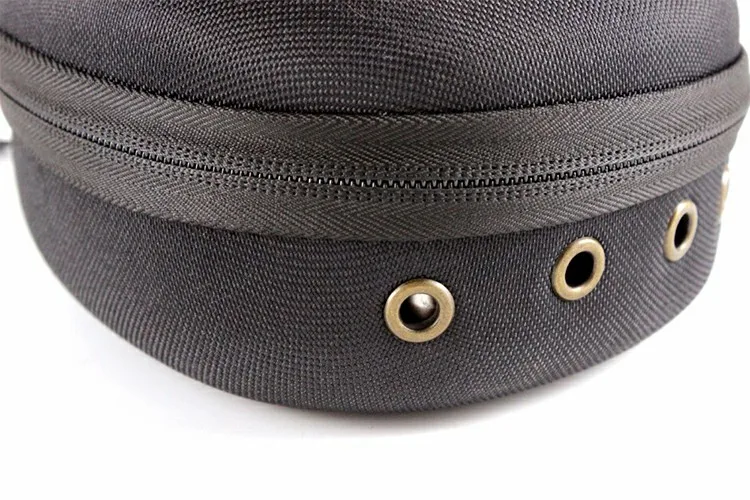 Una bolsa negra con una hebilla dorada