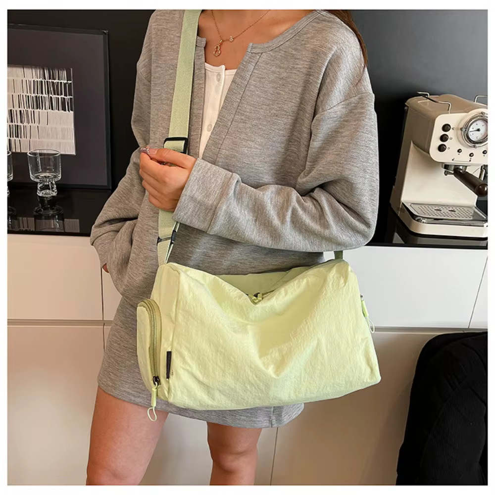 Bolso abierto mostrando cierre y bolsillo frontal
