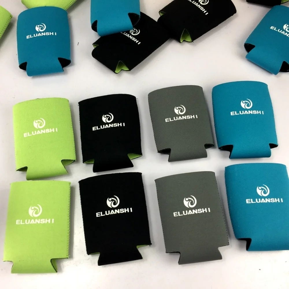 Una colección de posavasos. Vienen en diferentes colores: negro, azul, verde y gris. Cada montaña rusa tiene un logotipo o diseño, que parece ser una letra E estilizada o un símbolo similar, que posiblemente represente una marca o empresa.