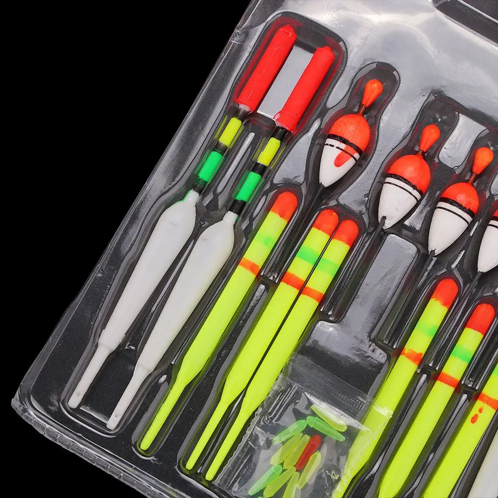 Un conjunto de señuelos de pesca en un estuche de plástico