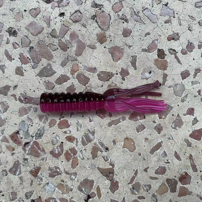 Un señuelo de pesca colorido diseñado para una atracción submarina efectiva