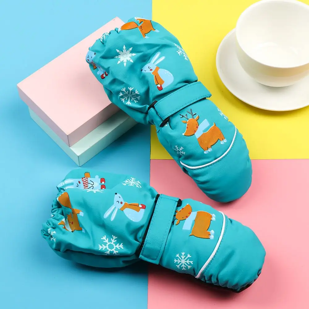 Guantes de invierno elegantes con renos festivos y copos de nieve