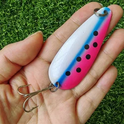 Cucharilla giratoria con lentejuelas y anzuelo triple