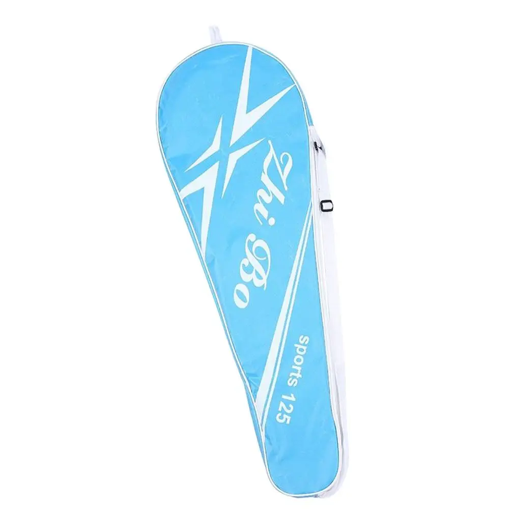 Esta bolsa deportiva está diseñada para un fácil almacenamiento y transporte con un diseño azul elegante y una correa conveniente.