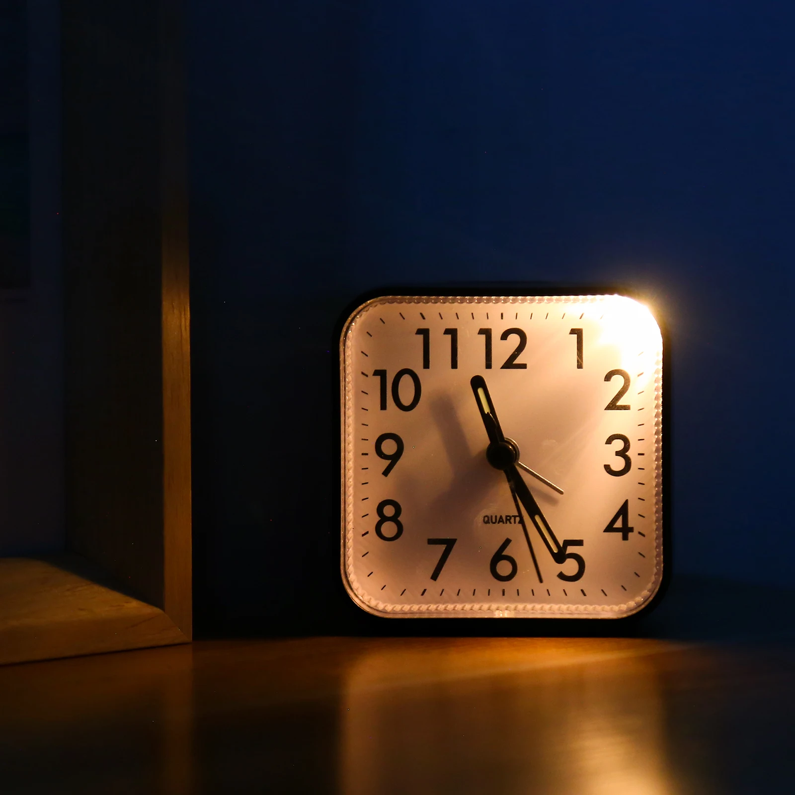 Vista en detalle del reloj despertador analógico ORIA