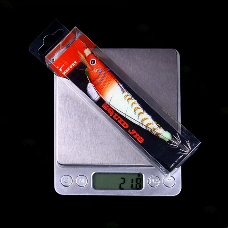 Un señuelo de pesca con un diseño vibrante listo para atrapar peces con su apariencia realista