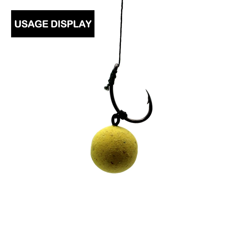 Una bola amarilla colgando de un gancho de pesca