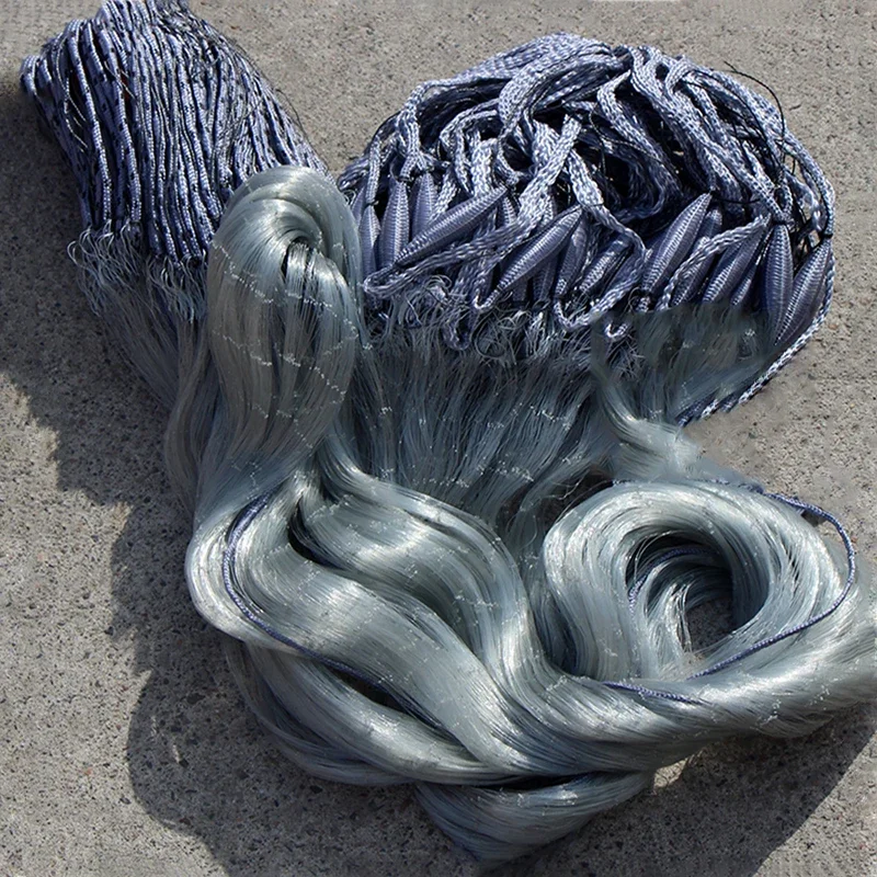 Un paquete de redes de pesca intrincadamente tejidas y listas para usar