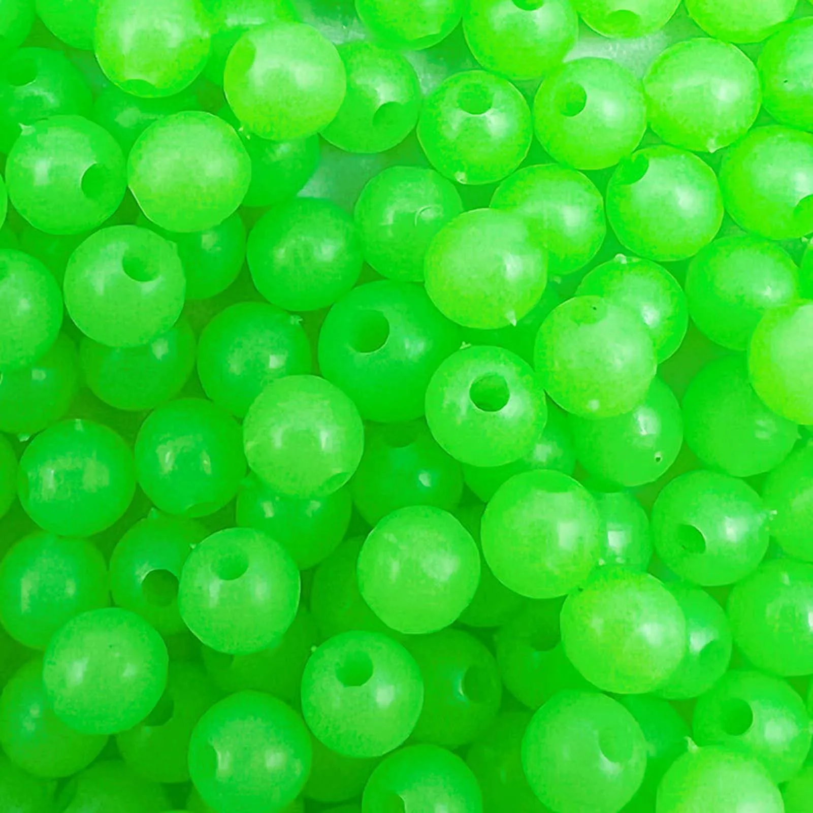 Beads verdes brillantes con superficies lisas y brillantes, perfectas para la elaboración y la decoración