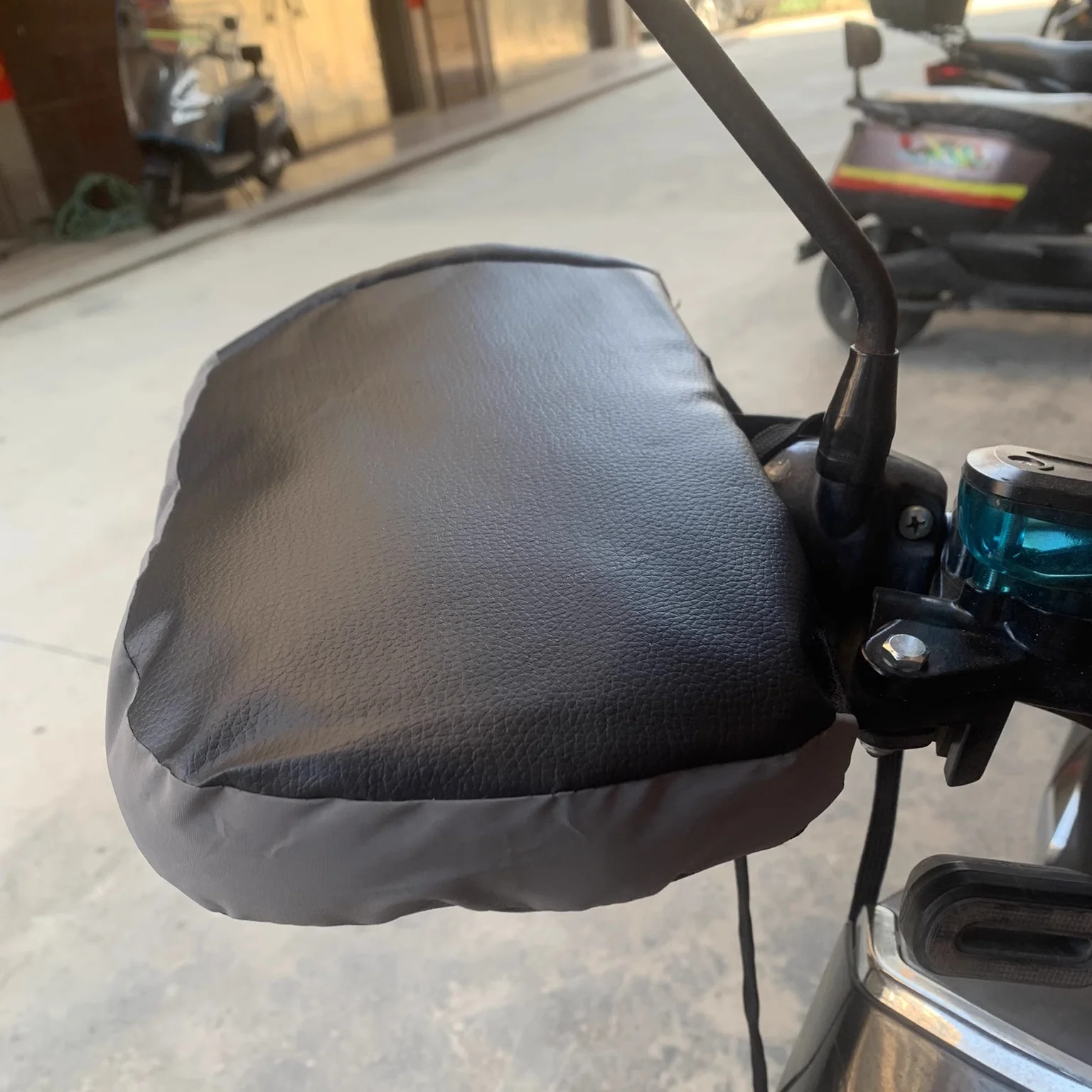 Guantes de invierno para bicicleta eléctrica, manopla cómoda de felpa para manillar, cubierta de mango gruesa y cálida a prueba de viento para bicicleta y motocicleta, 2 uds. - imagen 4