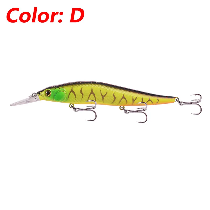 Un señuelo, que es un tipo de cebo de pesca artificial diseñado para atraer peces. Este señuelo en particular es un cebo de plástico blando que se asemeja a un pez, con el cuerpo amarillo y la cabeza verdosa. Tiene múltiples anzuelos adjuntos, que se utilizan para atrapar peces cuando muerden el señuelo.