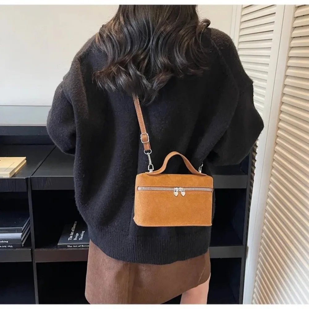 Bolso bandolera retro de gamuza mate texturizada con diseño caja - imagen 2