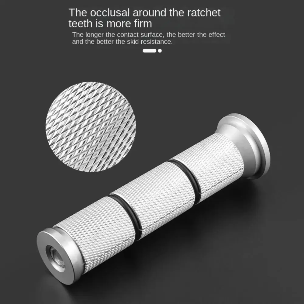 Un primer plano de un cepillo de dientes con una cabeza de cerdas de metal