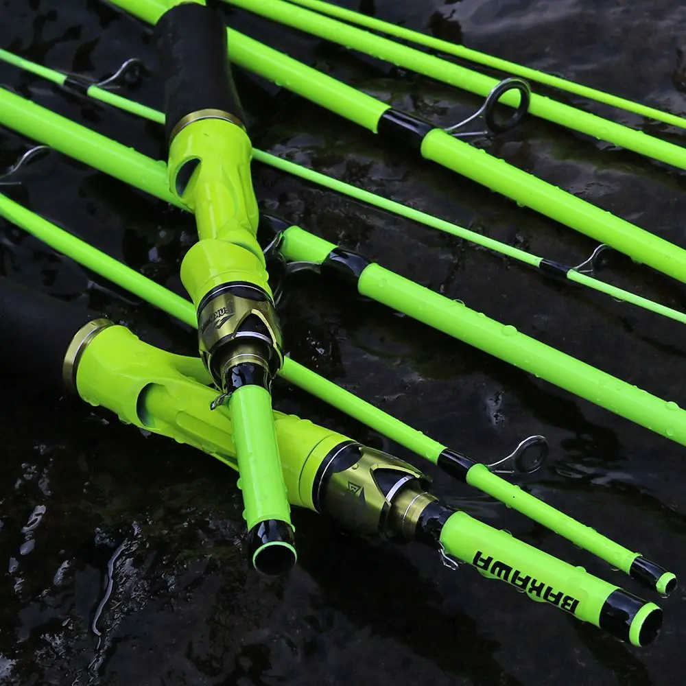 Un grupo de cañas de pesca verdes se pone en el suelo