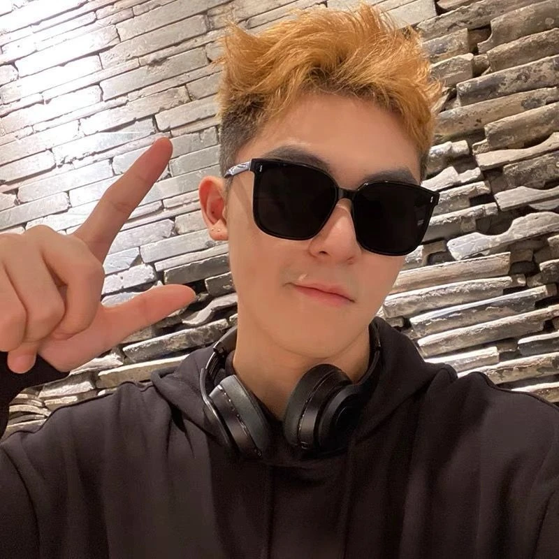 Individuo elegante y moderno con accesorios modernos