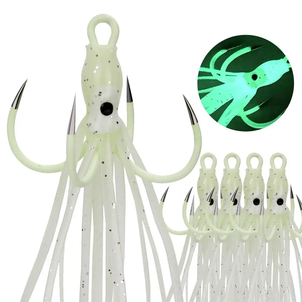 Un calamar verde con un gancho en la cabeza y los tentáculos con ganchos sobre ellos