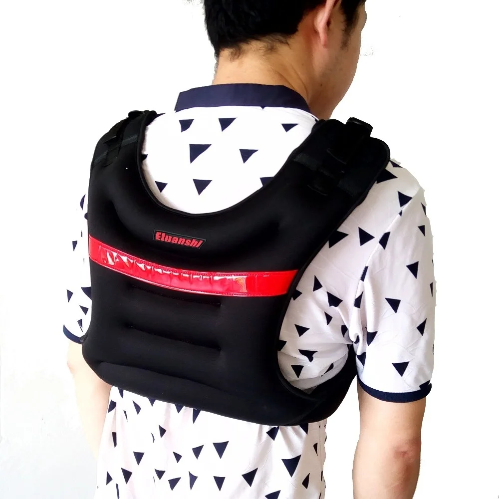 Una persona desde atrás con un chaleco protector negro con una franja roja en la espalda. El chaleco parece estar diseñado con fines de seguridad, posiblemente para uso en fuerzas del orden, personal de seguridad o funciones similares. La persona también lleva una camisa blanca con un patrón de triángulos negros.