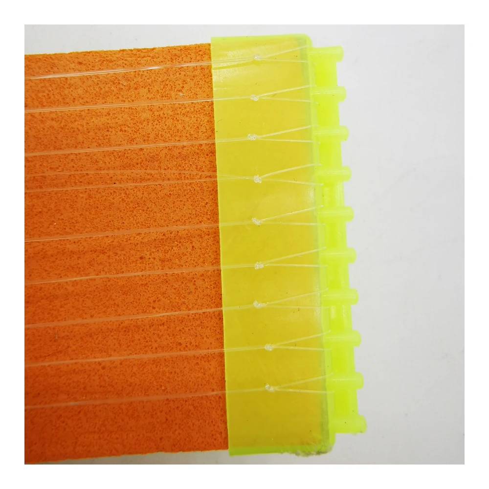 Un vibrante material perforado de color naranja con un conector de plástico amarillo brillante, ideal para elaboración y proyectos de bricolaje