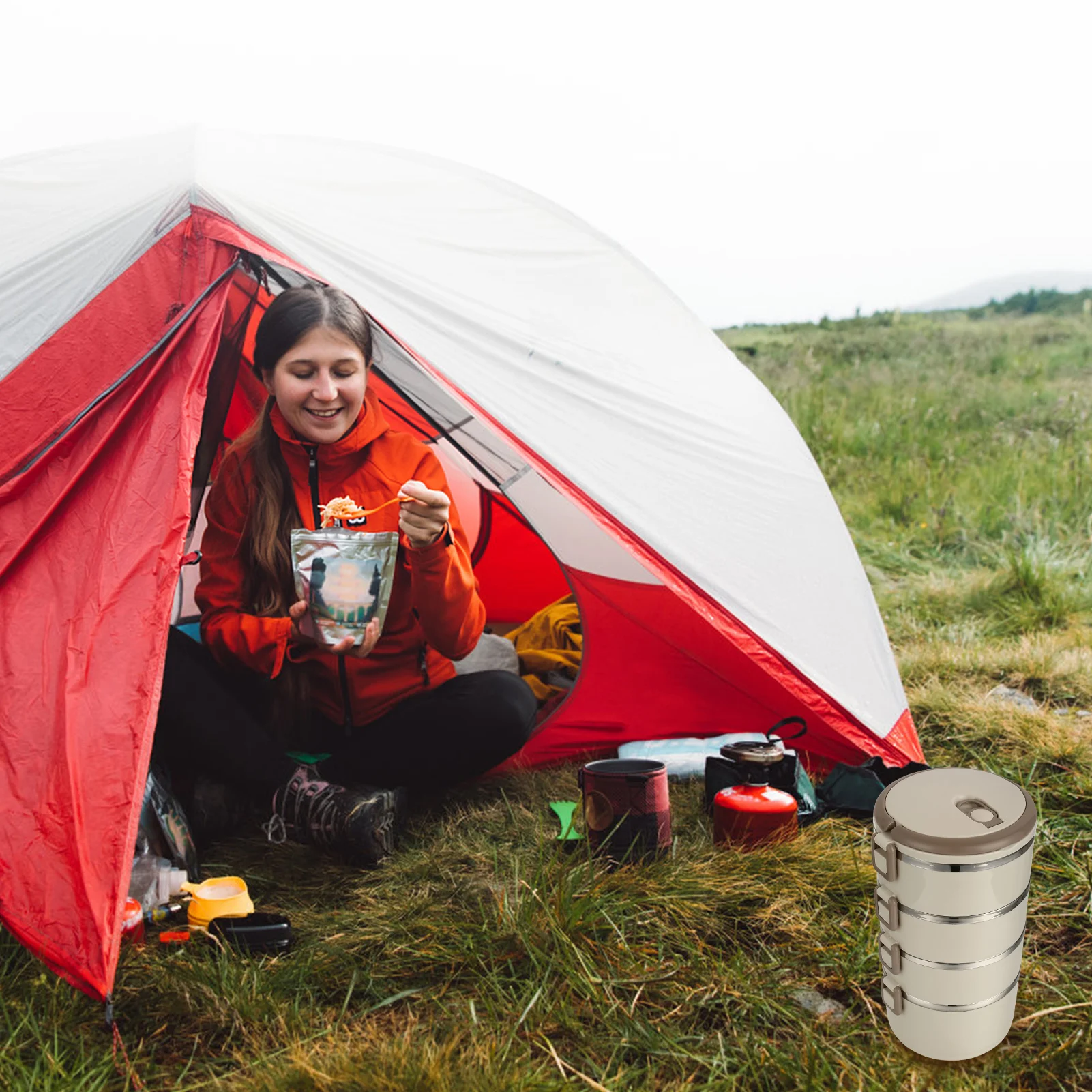 Disfrutando de una acogedora comida para acampar bajo el cielo abierto