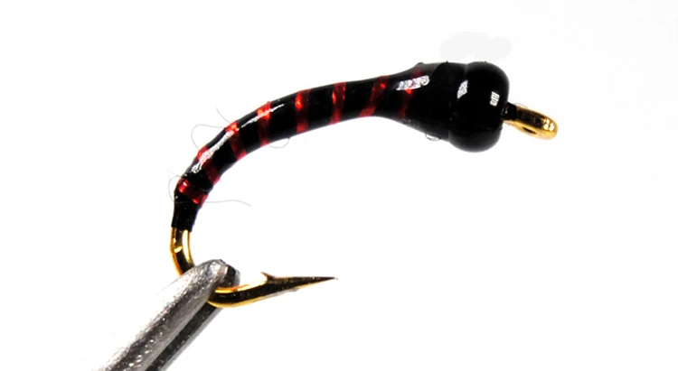 Una mosca de pesca bellamente diseñada perfecta para pescadores que buscan un señuelo natural y efectivo