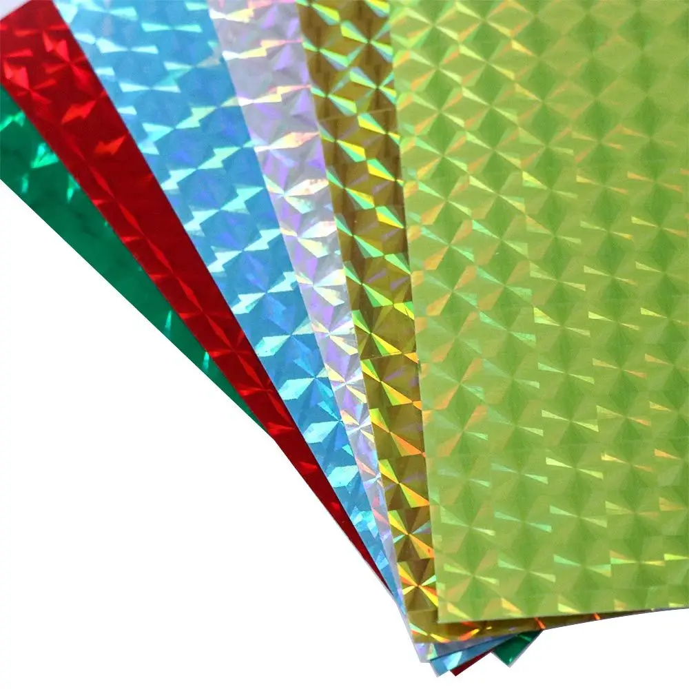 Hojas holográficas coloridas con un patrón geométrico