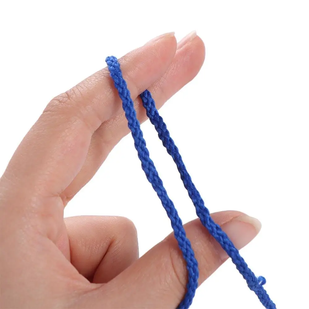 una cuerda trenzada azul