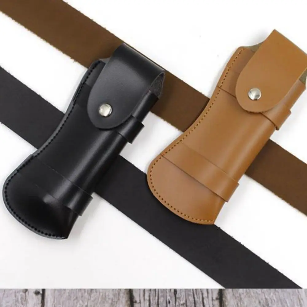 Dos cajas de cuero están en un cinturón negro