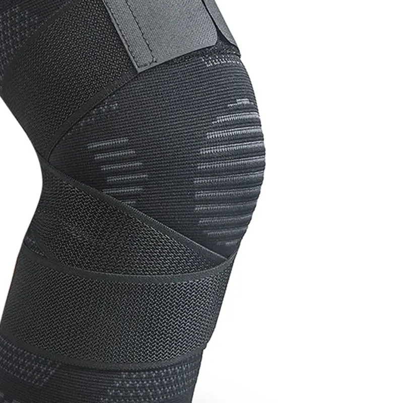 Un aparato ortopédico negro con un corazón en la espalda