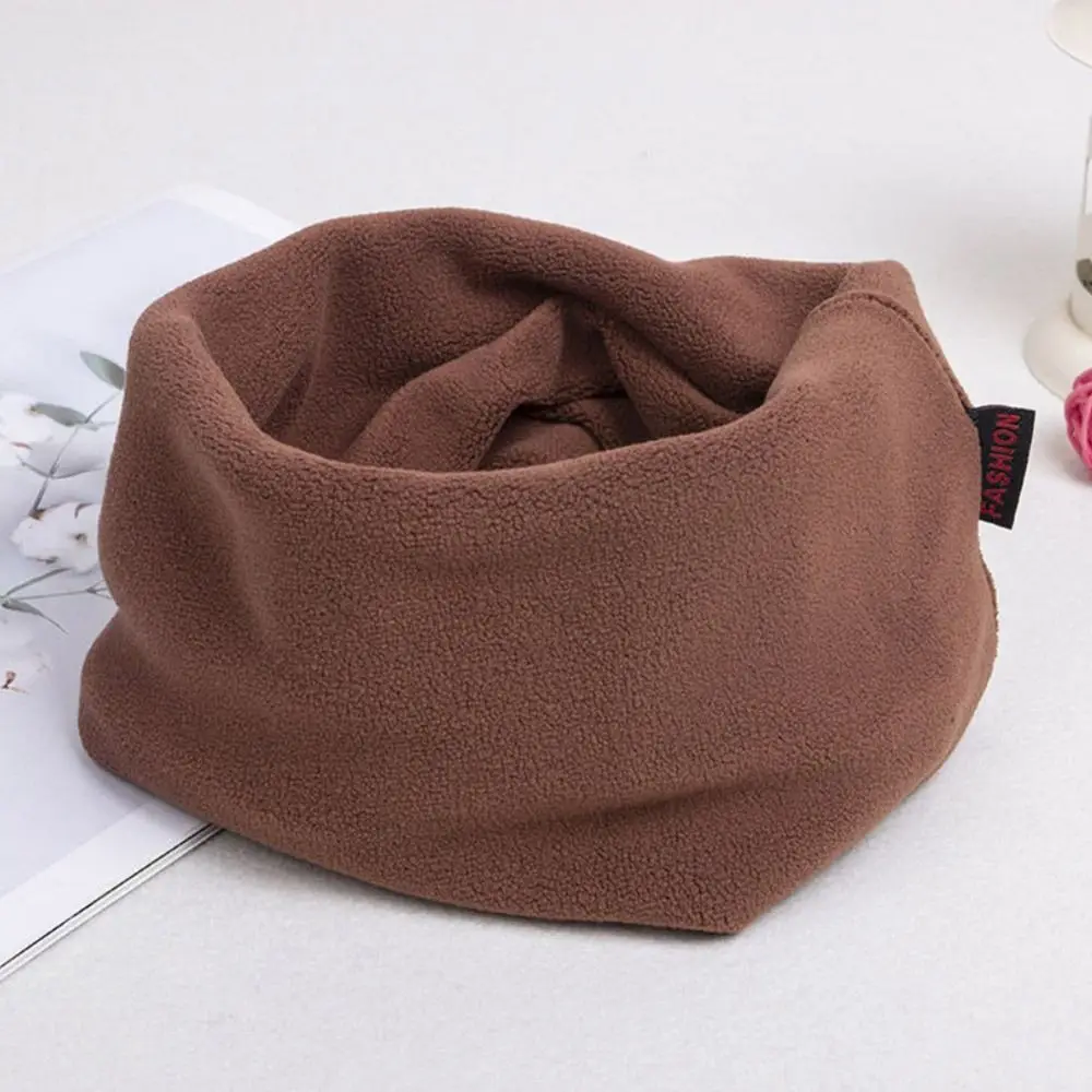 Un acogedor calentador de cuello marrón para el clima frío