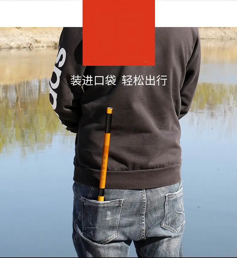 Un hombre que usa una sudadera con capucha negra con un palo que sobresale de su bolsillo trasero